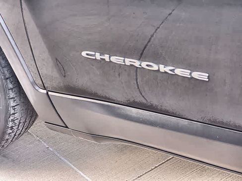 Used 2018 Jeep Cherokee Latitude FWD image 8