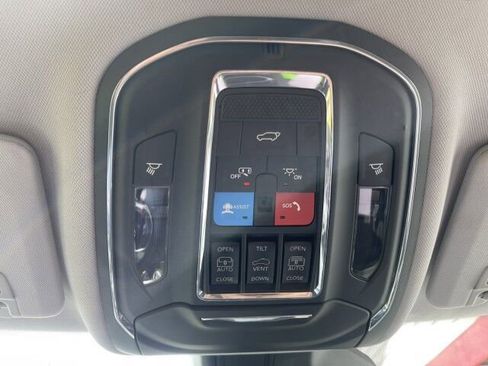 Used 2023 Jeep Grand Cherokee Limited w/ Black Appearance Package AWD/4WD image 28