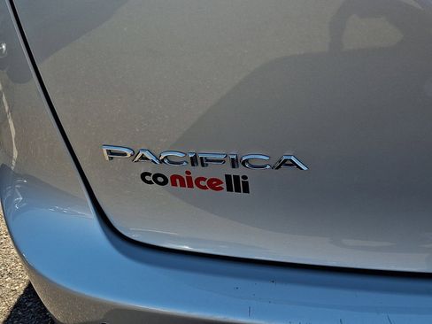 Used 2024 Chrysler Pacifica Limited FWD image 30
