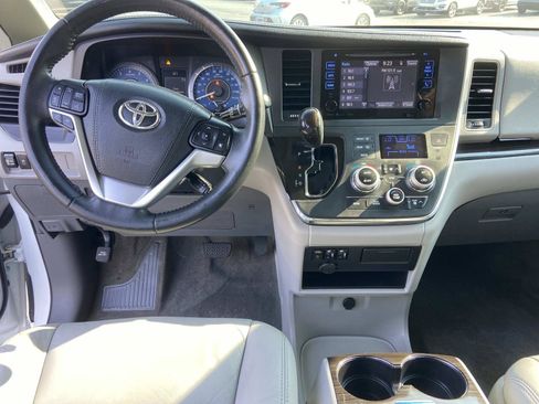 Used 2017 Toyota Sienna XLE w/ XLE Navigation Package FWD image 21