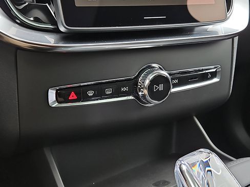 New 2026 Volvo XC90 T8 Ultra w/ Protection Package Premier AWD/4WD image 13