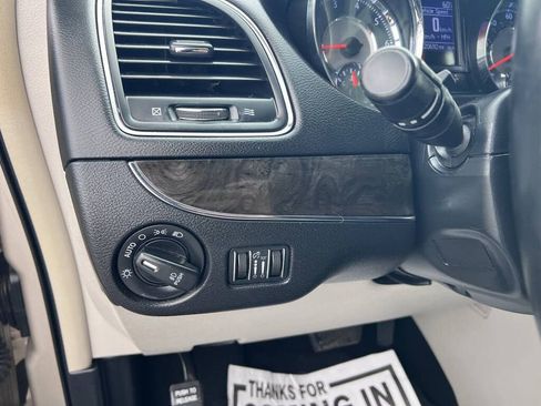 Used 2015 Chrysler Town & Country Touring w/ Driver Convenience Group image 14