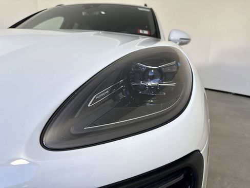 Certified 2025 Porsche Macan image 11