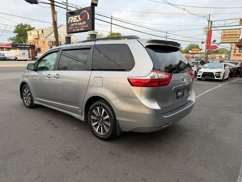 Used 2018 Toyota Sienna XLE w/ XLE Navigation Package AWD/4WD image 4