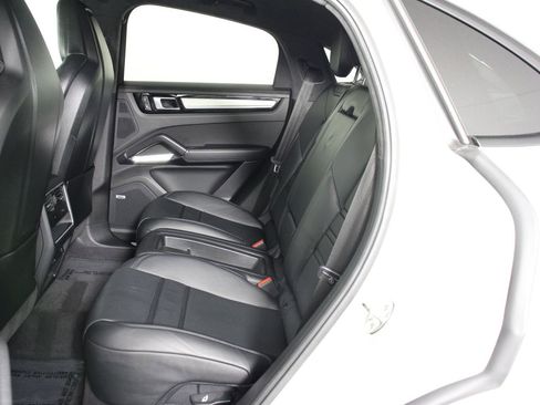 Used 2022 Porsche Cayenne Turbo AWD/4WD image 33