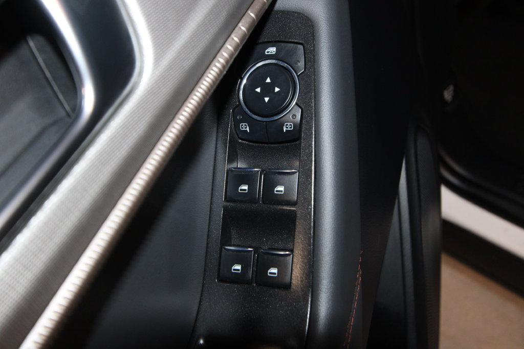 Used 2025 Ford Explorer Active AWD/4WD image 6