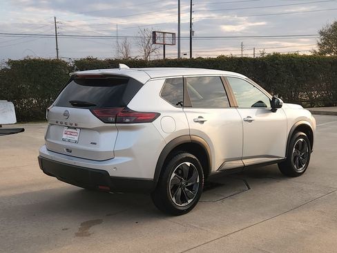 Used 2025 Nissan Rogue SV image 5