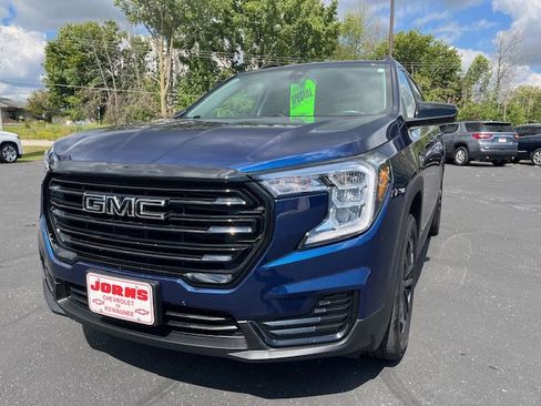 Used 2022 GMC Terrain SLE w/ Driver Convenience Package image 2