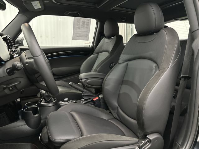 Used 2024 MINI Cooper 2-Door Hardtop FWD image 17