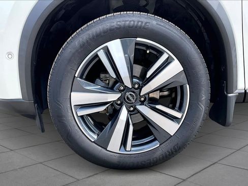 Used 2023 Nissan Rogue SL w/ SL Premium Package image 9