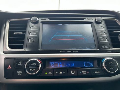 Used 2019 Toyota Highlander XLE FWD image 19