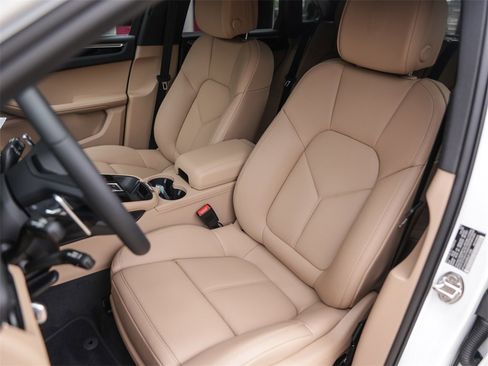 Used 2025 Porsche Macan image 6