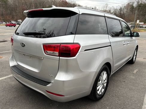 Used 2017 Kia Sedona LX w/ LX Essentials Premium Package image 9