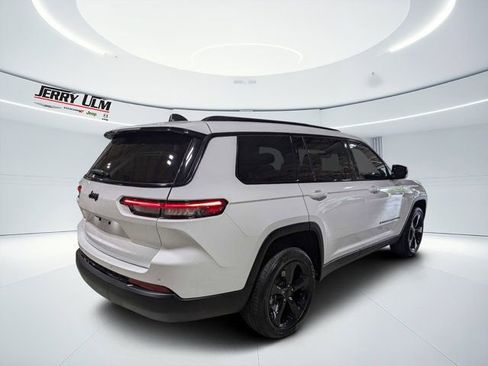 Used 2023 Jeep Grand Cherokee L Laredo RWD image 3