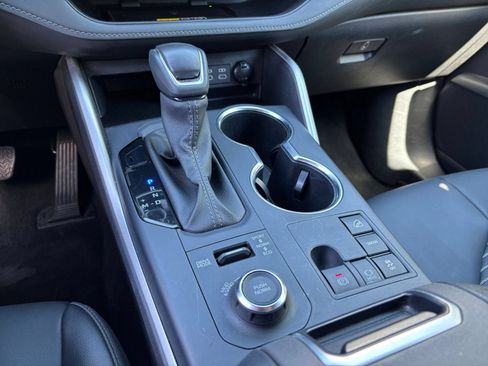 Used 2025 Toyota Highlander XSE AWD/4WD image 44