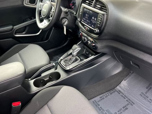 Used 2022 Kia Soul LX image 16