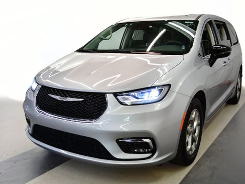 Used 2024 Chrysler Pacifica Limited FWD image 4