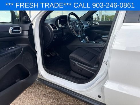 Used 2019 Jeep Grand Cherokee Laredo RWD image 6