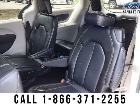 Used 2023 Chrysler Pacifica Touring-L FWD image 17