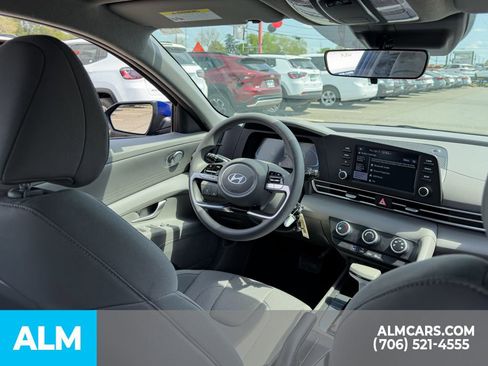 Used 2024 Hyundai Elantra SE FWD image 17