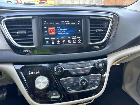 Used 2020 Chrysler Pacifica Touring-L FWD image 17