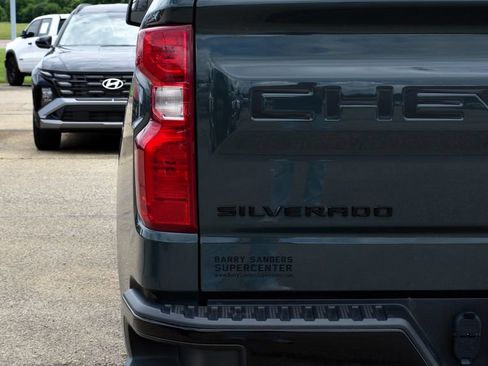 Used 2025 Chevrolet Silverado 1500 Custom Trail Boss w/ Dark Appearance Package AWD/4WD image 15