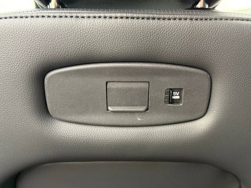 Certified 2025 Land Rover Discovery S image 38