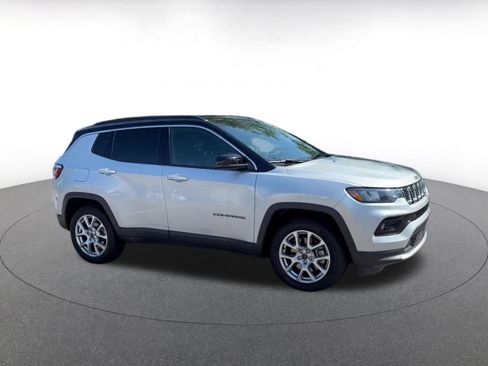Used 2025 Jeep Compass Limited AWD/4WD image 2