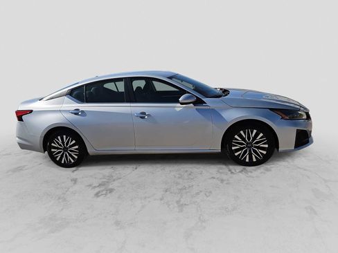 Used 2023 Nissan Altima 2.5 SV image 9