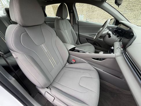 Used 2025 Hyundai Elantra SEL image 39