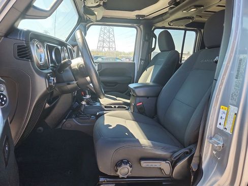 Used 2018 Jeep Wrangler Unlimited Sahara w/ Cold Weather Group AWD/4WD image 8