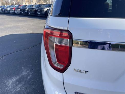 Used 2016 Ford Explorer XLT image 31