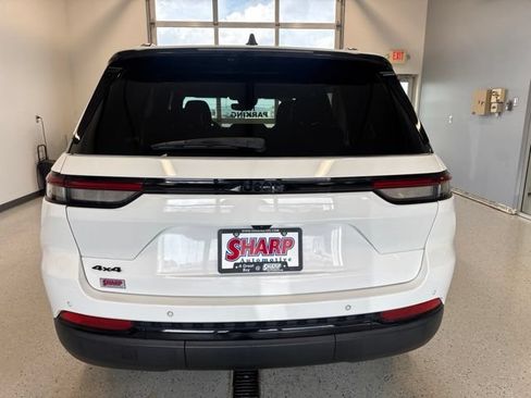 Used 2023 Jeep Grand Cherokee Altitude AWD/4WD image 7