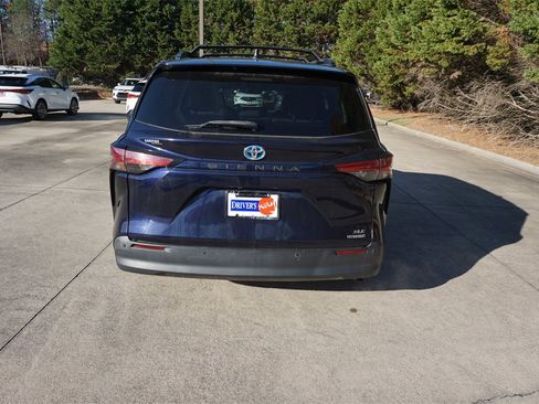 Used 2021 Toyota Sienna XLE image 23