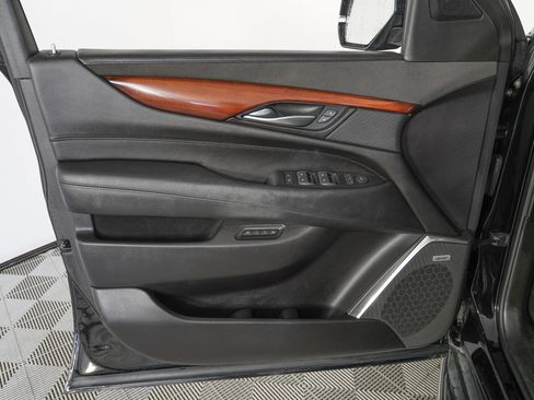 Used 2015 Cadillac Escalade Luxury image 16