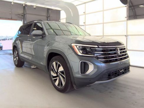 Used 2025 Volkswagen Atlas SE AWD/4WD image 4