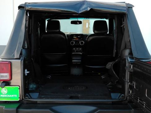Used 2016 Jeep Wrangler Rubicon w/ Power Convenience Group image 18