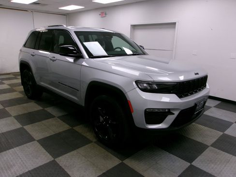 Used 2025 Jeep Grand Cherokee Limited w/ Black Appearance Package AWD/4WD image 15