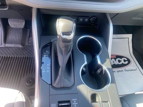 Used 2020 Toyota Highlander XLE image 12