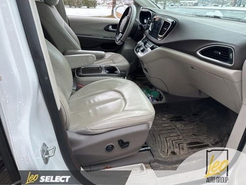 Used 2020 Chrysler Pacifica Touring-L Plus image 4