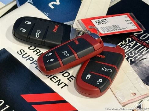 Used 2015 Dodge Challenger SRT Hellcat RWD image 8