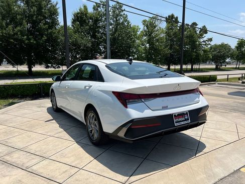 Used 2024 Hyundai Elantra SEL FWD image 13