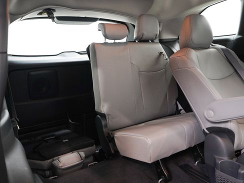 Used 2025 Toyota Sienna XLE FWD image 14