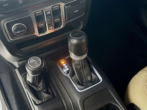 Used 2020 Jeep Gladiator Overland AWD/4WD image 19