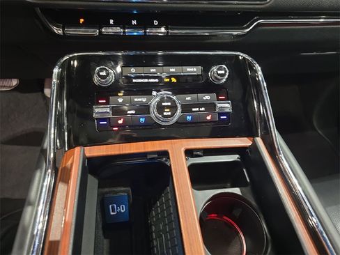 Used 2024 Lincoln Navigator Premiere image 25