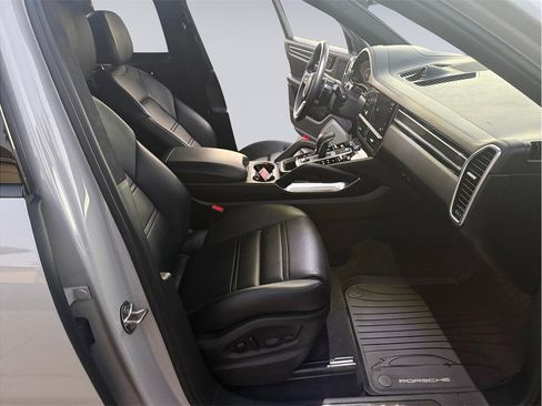 Used 2023 Porsche Cayenne Turbo image 28