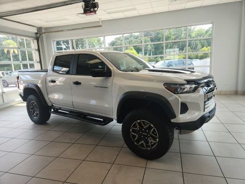 Used 2025 Chevrolet Colorado ZR2 w/ Technology Package AWD/4WD image 3