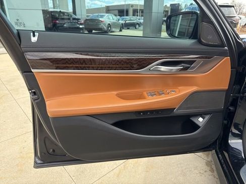 Used 2021 BMW 750i xDrive w/ M Sport Package image 29