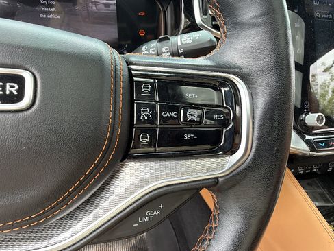 Used 2022 Jeep Grand Wagoneer Series III w/ Rear Seat Video Group 1 AWD/4WD image 31