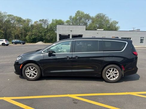 Used 2023 Chrysler Pacifica Touring-L FWD image 5